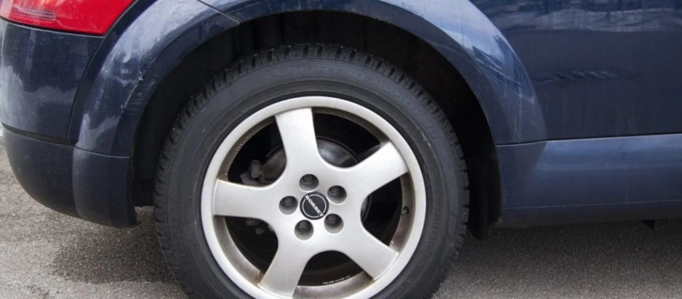 Δες τι πρέπει να κάνεις αν σου σκάσει το λάστιχο (βίντεο)